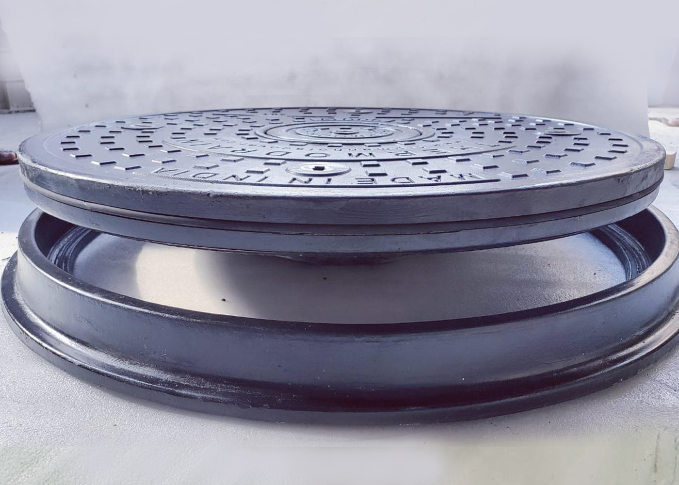 solid-top-manhole-covers-with-frame